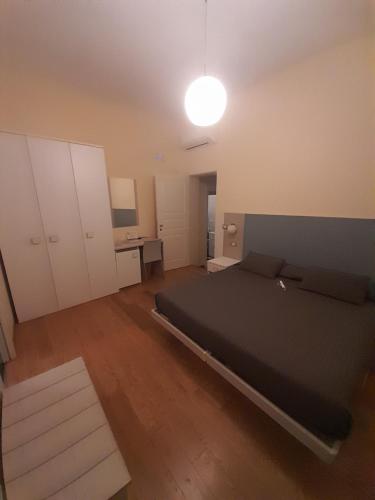 モーラ・ディ・バーリにあるTerra di Pugliaのベッドルーム(黒いベッド1台、デスク付)
