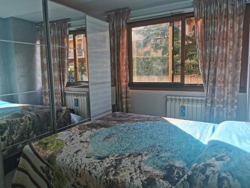 una camera con due letti e una finestra di Home Brigitte a Frascati