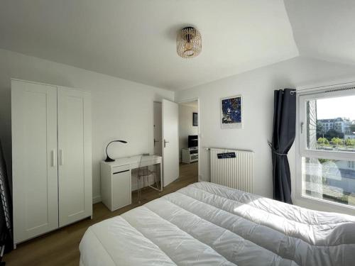 Ένα ή περισσότερα κρεβάτια σε δωμάτιο στο Hisse et Oh, T2 avec balcon vue port et parking