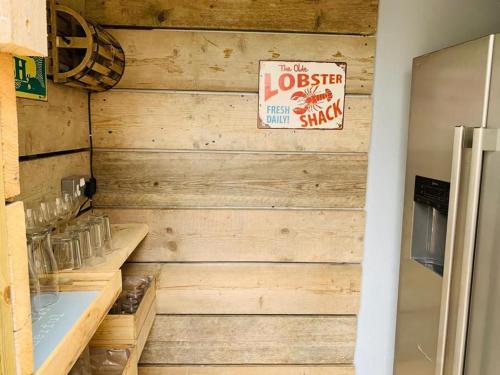 una pared de madera con un cartel que lee el filete más solitario en Tideaway, en Trearddur