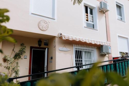 uma casa branca com uma porta e uma janela em Endless Summer Vibes em Adeje