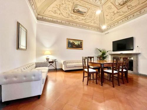 - un salon avec une table et un canapé dans l'établissement HOLIDAY HOUSE RAFFAELLO, à Pérouse