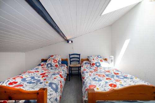 two beds in a small room with a ceiling at Arcachon pied in Arcachon