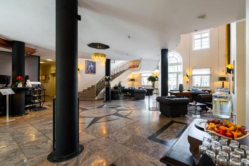 a lobby of a building with a bunch of furniture at Bernstein Schlosshotel Ballenstedt in Ballenstedt