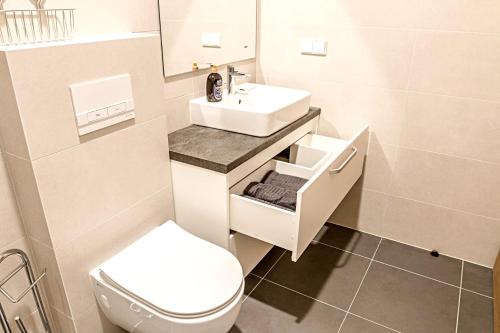 y baño con aseo blanco y lavamanos. en Bright 1BD Apartment in Old Town by Hostlovers, en Kaunas
