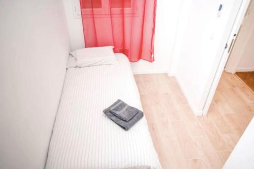 - une petite chambre avec un lit et un livre dans l'établissement Charmant 3 pièces en plein centre-ville, à Nice