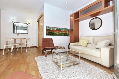 uma sala de estar com um sofá e uma mesa em Apartament Sant Feliu em Girona