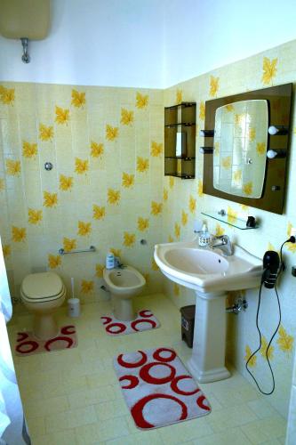 a bathroom with a sink and a toilet at La dimora dei musicisti in Castelfidardo