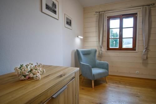 a room with a desk and a chair and a window at Chalupa Pod Šerovnou in Prachatice