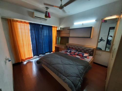 1 dormitorio con 1 cama grande en una habitación en Staeg Skyline View 3BHK - 1404, en Indore