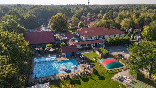 uma vista aérea de uma casa com piscina em Hotel & Restaurant - Auberge De Hilver em Diessen