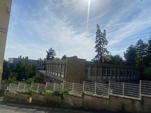 Φωτογραφία από το άλμπουμ του Bel appartement dans résidence avec balcon στη Χάβρη