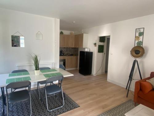 Η κουζίνα ή μικρή κουζίνα στο Bel appartement dans résidence avec balcon