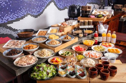 ein Buffet mit vielen Schüsseln Essen auf dem Tisch in der Unterkunft Matsumoto Hotel Kagetsu in Matsumoto