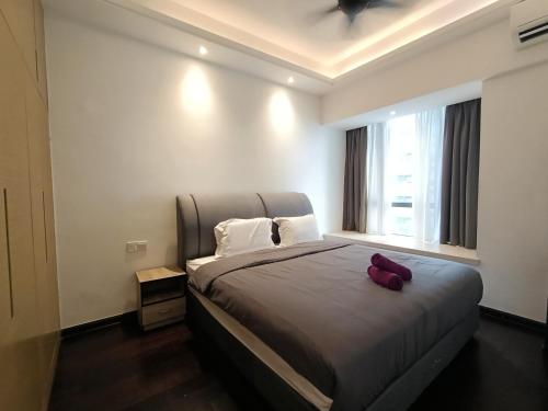R&F princess cove premium home stay 3bed 2bath في جوهور باهرو: غرفة نوم مع سرير مع دمية دب عليها