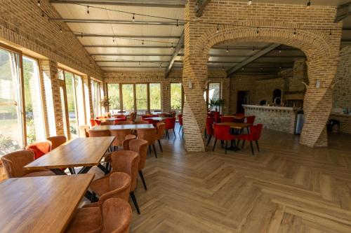 un restaurante vacío con mesas y sillas de madera en Regatul Bucovinei, en Suceava