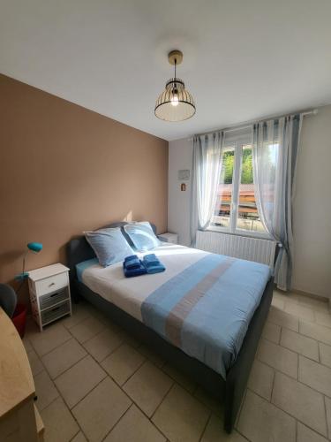 une chambre avec un grand lit et une fenêtre dans l'établissement Mas Jaune aux volets Gris, au Thor