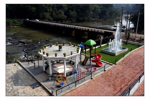 un parque infantil con una fuente y un parque acuático en Hotel Adithya View en Dharmastala