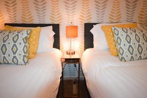 Un pat sau paturi într-o cameră la Stackpool 1 bedroom apartment- Hopewell