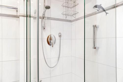 a bathroom with a shower with a glass door at Ferienwohnung Zugspitznest in Grainau