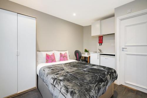 A bed or beds in a room at Cosy studio flat (Finchley Rd)