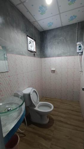 a bathroom with a toilet and a sink at Sabaidee Inn in Pai