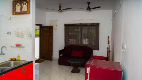 sala de estar con sofá y cocina en LAGUNA Guesthouse, en Chennai