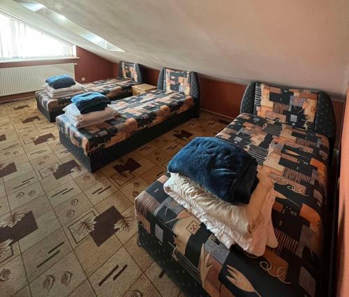 Katil atau katil-katil dalam bilik di Deizė