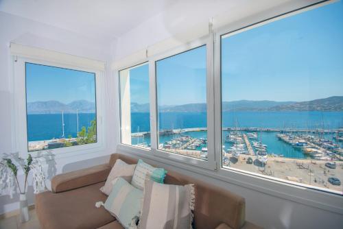 Una sala de estar con un sofá y una vista del puerto. en Marina House, en Agios Nikolaos