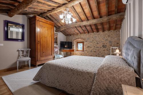 Tempat tidur dalam kamar di Shaleo, Casa indipendente con piscina privata, Marliana