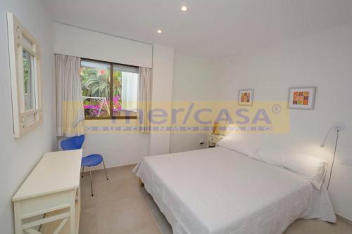 - une chambre avec un lit, un bureau et une fenêtre dans l'établissement Apar2amento maravillo2o Con vistas al mar, à Calp