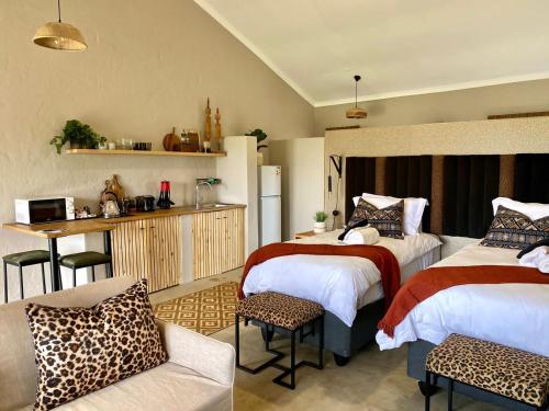 um quarto de hotel com duas camas e uma cozinha em Fever Tree Guesthouse em Hillcrest