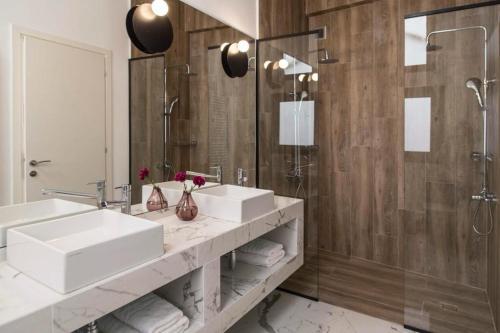 Aura Spacious 2 Bedroom Apartment
