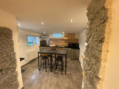 une cuisine avec une table et des chaises dans une pièce dans l'établissement Magnifique duplex, tout confort, 10min à pied Gare, à Grenoble