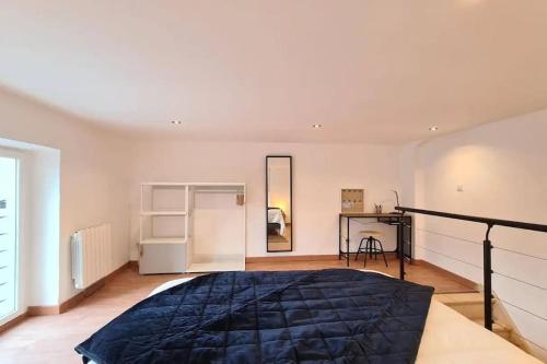 une chambre avec un grand lit et un miroir dans l'établissement Magnifique duplex, tout confort, 10min à pied Gare, à Grenoble