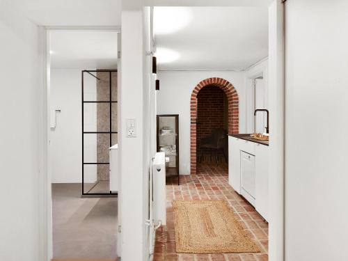eine Küche mit einer Tür zum Wohnzimmer in der Unterkunft Sanders Charm - Cozy One-Bedroom Apartment with Shared Garden in Kopenhagen