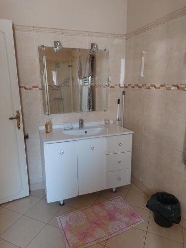 une salle de bain avec un lavabo blanc et un miroir dans l'établissement 3 pièces 64 m2 dans Paris 16, 2 minutes du métro Michel Ange Auteuil, 6 personnes, à Paris