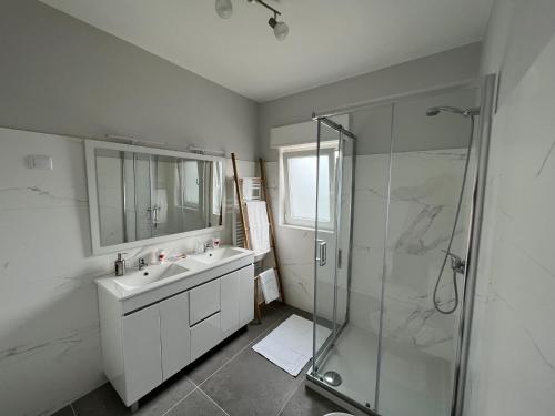 a bathroom with a sink and a shower at Casa da Ti Bemvinda 