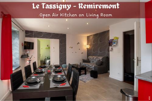 uma sala de jantar com uma mesa e uma sala de estar em Le Tassigny - Hyper-Centre Balneo em Remiremont