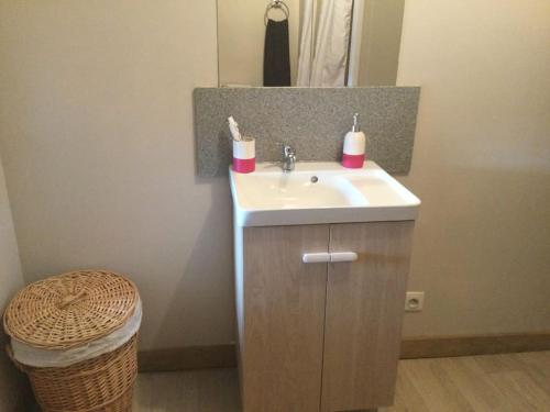 baño con lavamanos y 2 cepillos de dientes en Cherry Blossom Cottage en Gorre