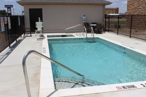 une grande piscine d'eau bleue dans l'établissement Sleep Inn & Suites, à Odessa