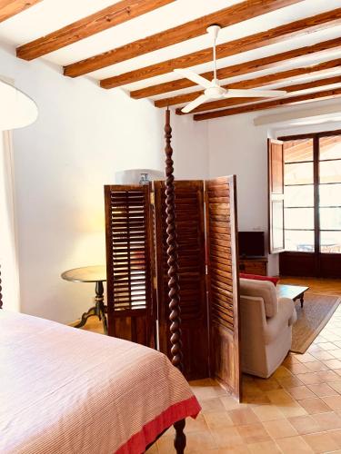 Ένα ή περισσότερα κρεβάτια σε δωμάτιο στο Oliver Moragues Grandhouse & Vineyard