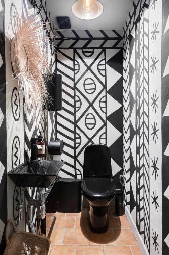 a black and white bathroom with a black and white wall at Kåseberga Hideout in Kåseberga