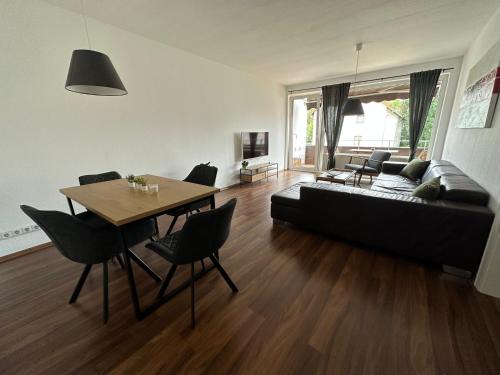 ein Wohnzimmer mit einem Tisch und einem Sofa in der Unterkunft Minimalharmony Apartment in Hannover