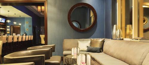 a living room with a couch and a mirror at NO RESORT FEES-MGM Stripview-Jacuzzi-Formula 1 TRACK VIEW in Las Vegas