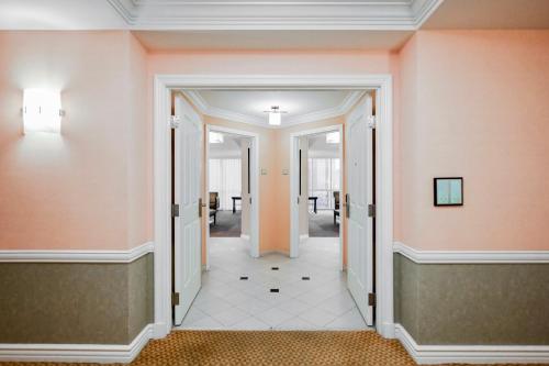 un couloir avec des murs roses et des plafonds blancs dans l'établissement NO RESORT FEES-MGM StripView Adjoining Suites F1 View, à Las Vegas