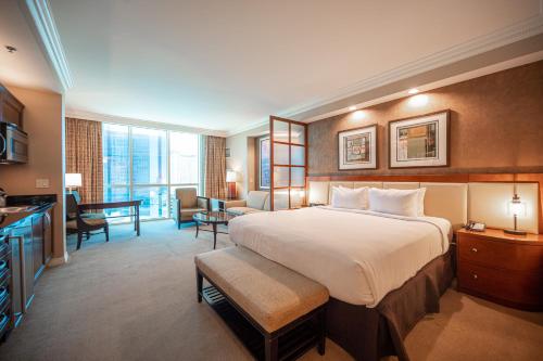 Habitación de hotel con cama grande y sala de estar. en NO RESORT FEES-MGM StripView Adjoining Suites F1 View, en Las Vegas