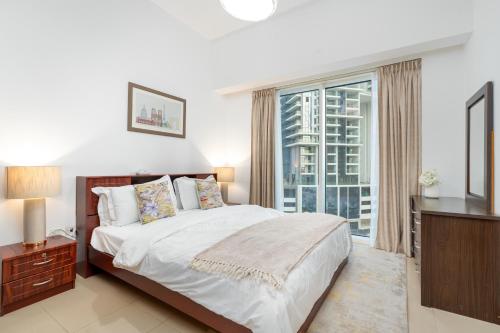 Postel nebo postele na pokoji v ubytování White Sage - Panoramic 1BR With Canal Views Across Business Bay