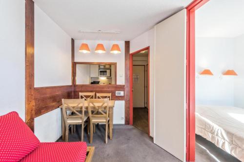 une chambre avec une table à manger et une chambre dans l'établissement Résidence Les Fontaines Blanches - maeva Home - Appartement 2 pièces 5 personnes Confort MAE-7288, à Morzine