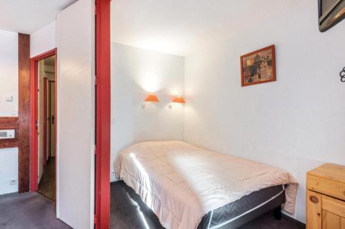 - une petite chambre avec un lit et deux lumières dans l'établissement Résidence Les Fontaines Blanches - maeva Home - Appartement 2 pièces 5 personnes Confort MAE-7288, à Morzine
